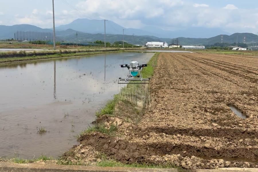 畦畔除草ドローン作業